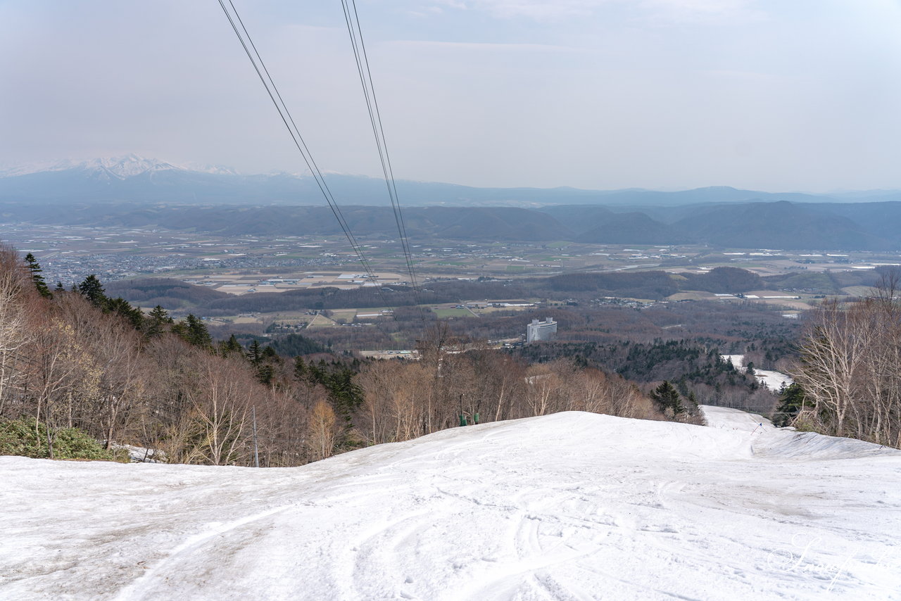 富良野スキー場　さすが富良野！4月24日現在、山麓までの全長約3,000ｍロングコースがオープン中(^^)/